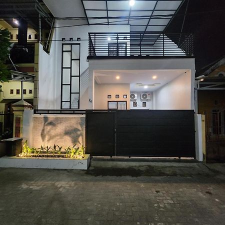 Rumahku Homestay Makassar Exterior photo